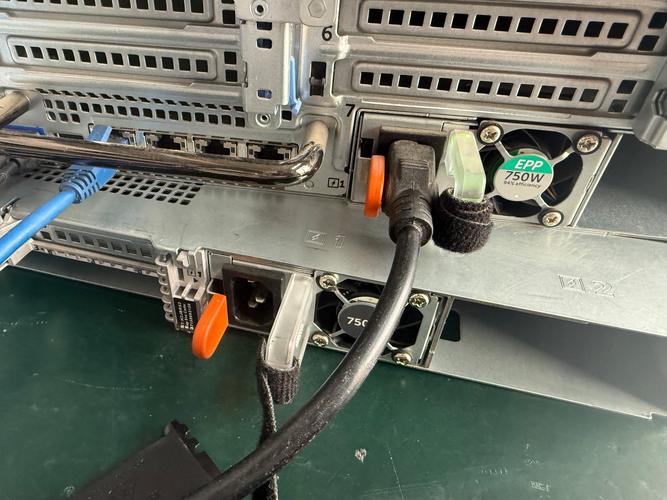 {“title”: “戴爾R730/R630/R720/R740/R430/R620/R820機架式雙路服務器及配件全解析”, “content”: “在企業級IT基礎設施中，戴爾PowerEdge系列機架式服務器憑借穩定的性能、靈活的雙路配置和豐富的配件生態，一直是二手與全新市場中的熱門選擇。從經典的R620、R720到新一代的R730、R740，以及入門級R430和四路旗艦R820，不同型號覆蓋了從中小型企業到大型數據中心的多樣化需求。\n\n## 一、雙路機架式服務器的核心優勢\n戴爾R系列機架式服